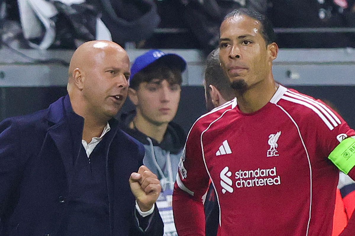 Head coach Arne Slot of Liverpool FC talks to Virgil van Dijk