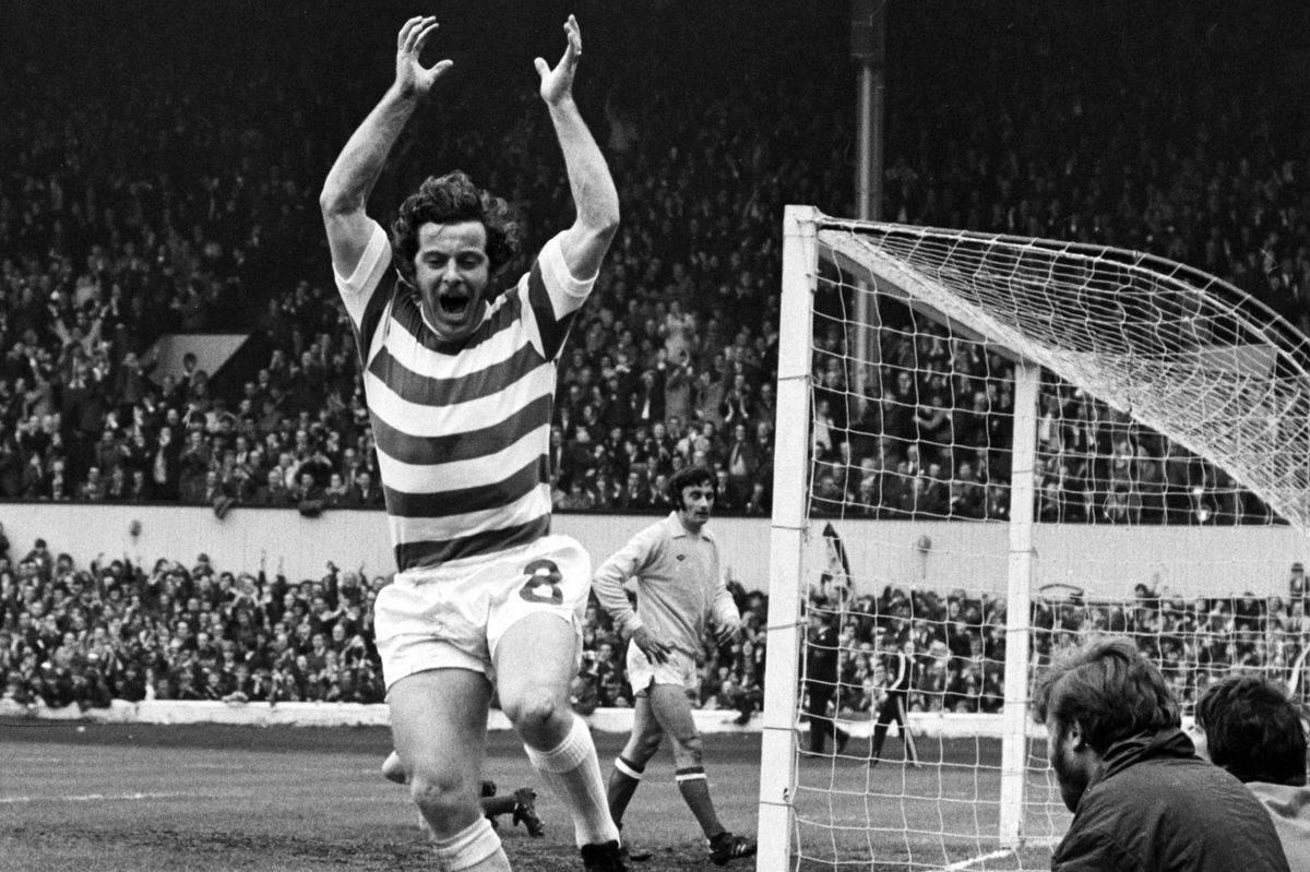 06/05/72 SCOTTISH CUP FINAL
CELTIC V HIBS (6-1)
HAMPDEN - GLASGOW
Dixie Deans celebrates after scoring for Celtic.
