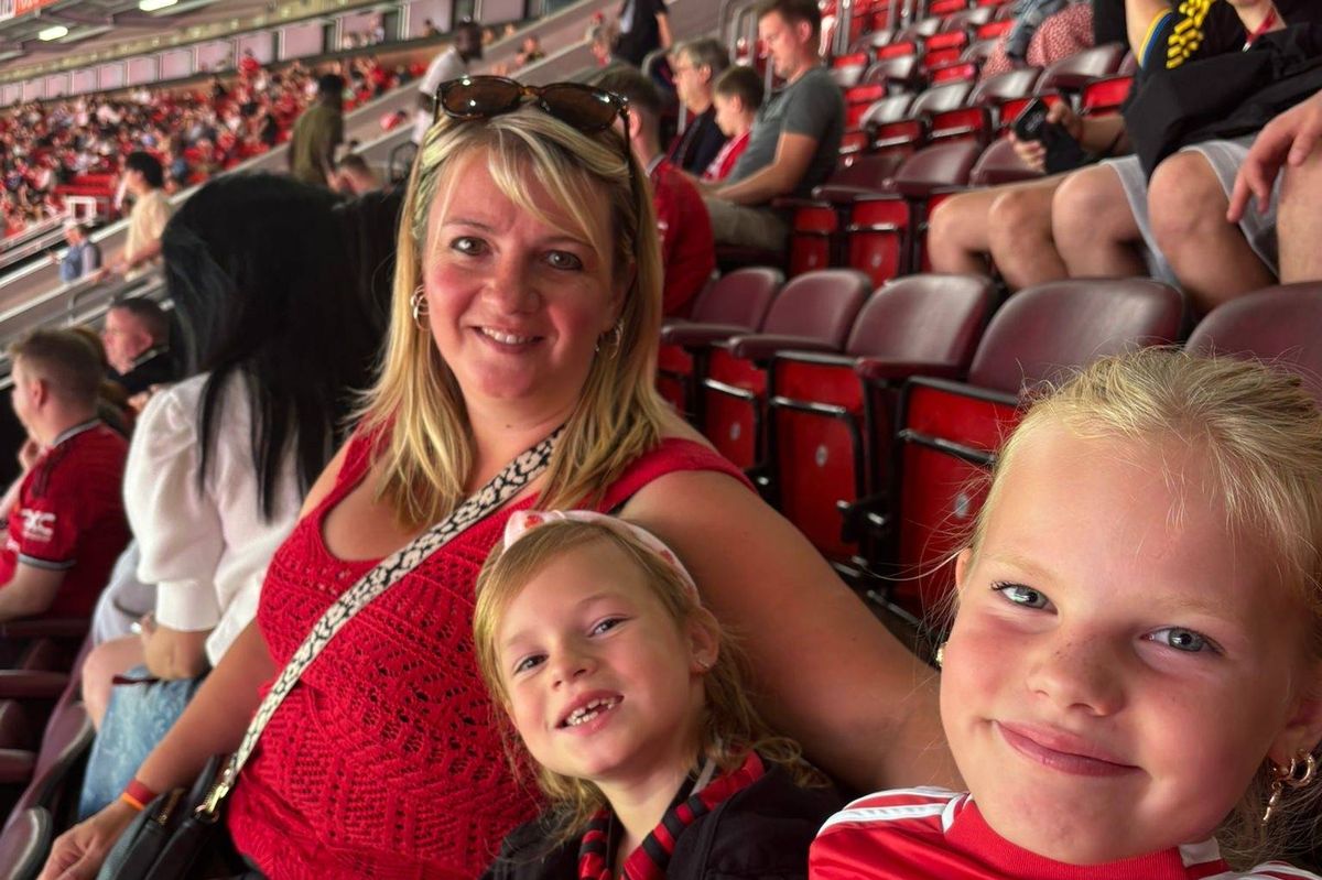 Kelly with her daughters