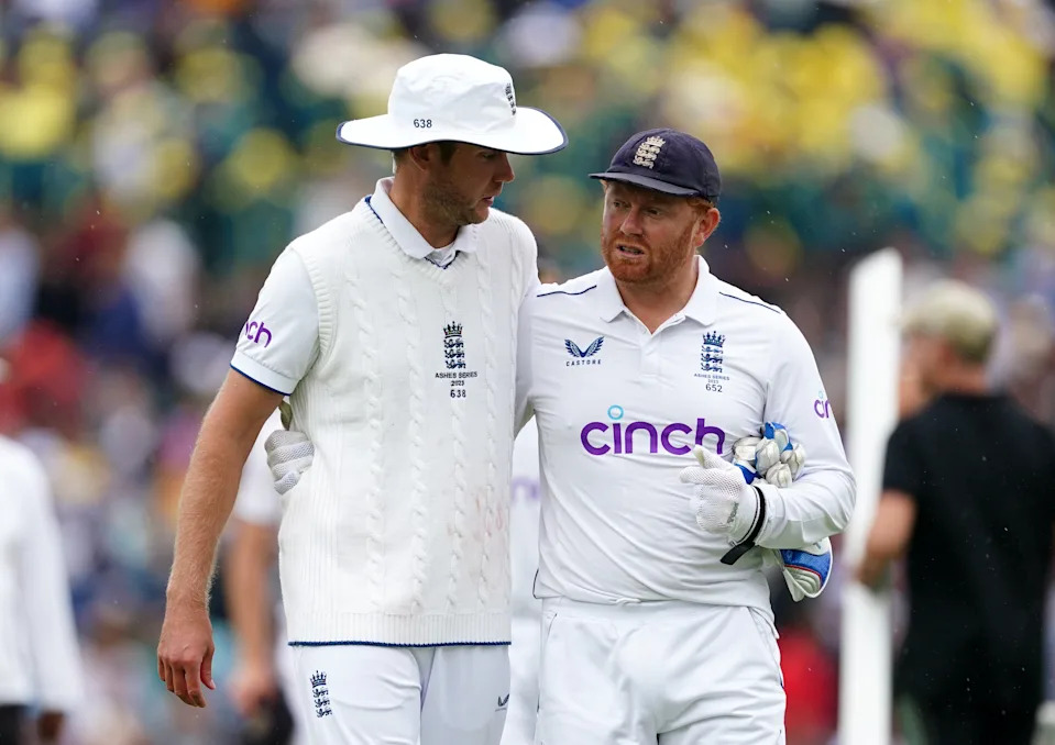 Stuart Broad and Jonny Bairstow leave the pitch.