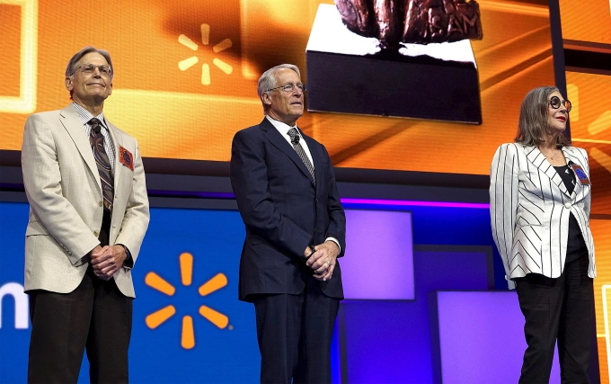 Walton family members (L to R) Jim, Rob and Alice Walton speak onstage at the Wal-Mart annual meeting in Fayetteville, Arkansas, June 5, 2015. Photo by Reuters