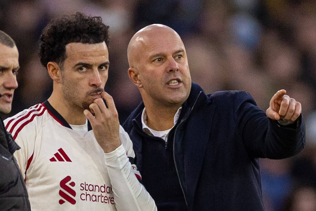 LONDON, ENGLAND - Sunday, November 30, 2025: Liverpool's head coach Arne Slot (R) prepares to bring on substitute Curtis Jones during the FA Premier League match between West Ham United FC and Liverpool FC at the London Stadium. Liverpool won 2-0. (Photo by David Rawcliffe/Propaganda)