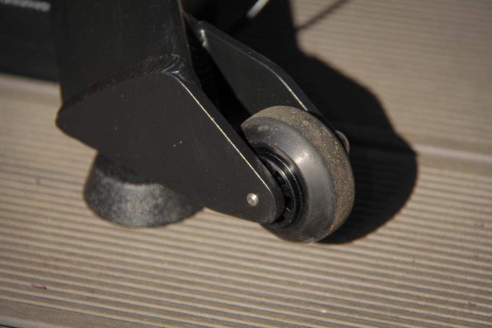 2025 Wahoo KICKR Bike Pro - skate wheel.jpg