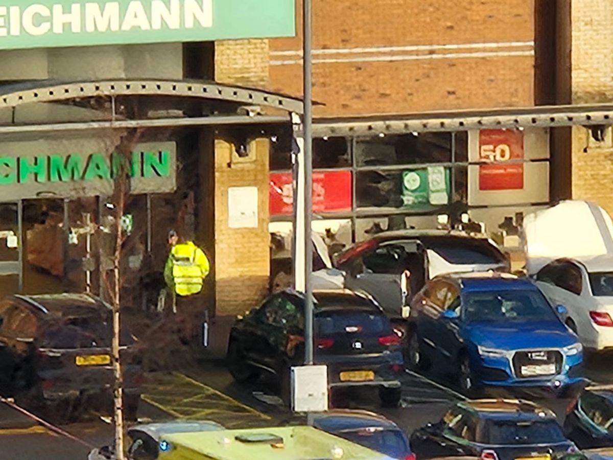 The image shows cars in a bad way outside the Deichmann store at the busy retain area