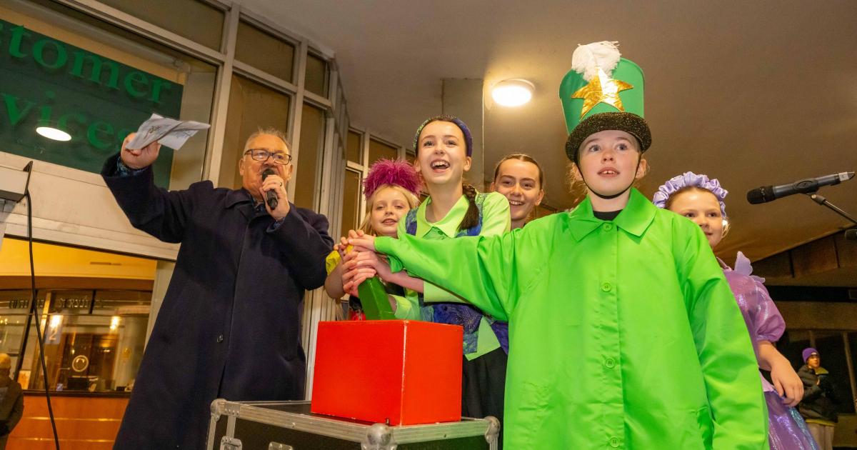 Brunton panto cast switch on Musselburgh's Christmas lights