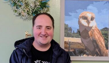 Bolton artist giving incredible lifelike paintings as gifts