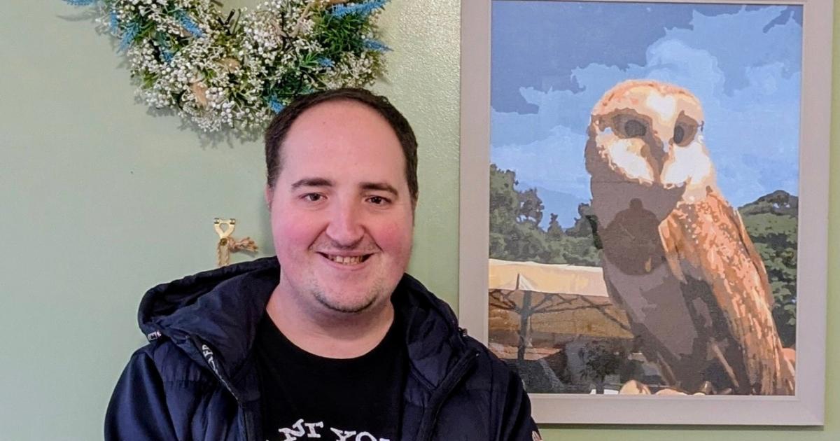 Bolton artist giving incredible lifelike paintings as gifts