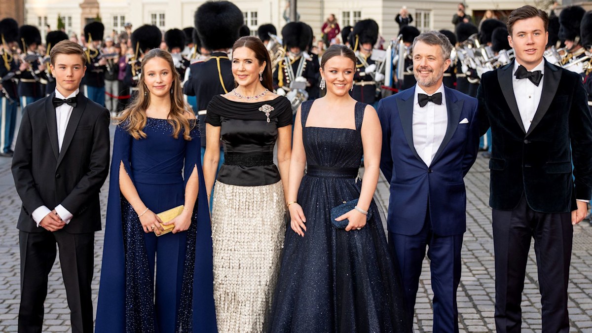 King Frederik and Queen Mary and their four children get royal home ready for Christmas - watch