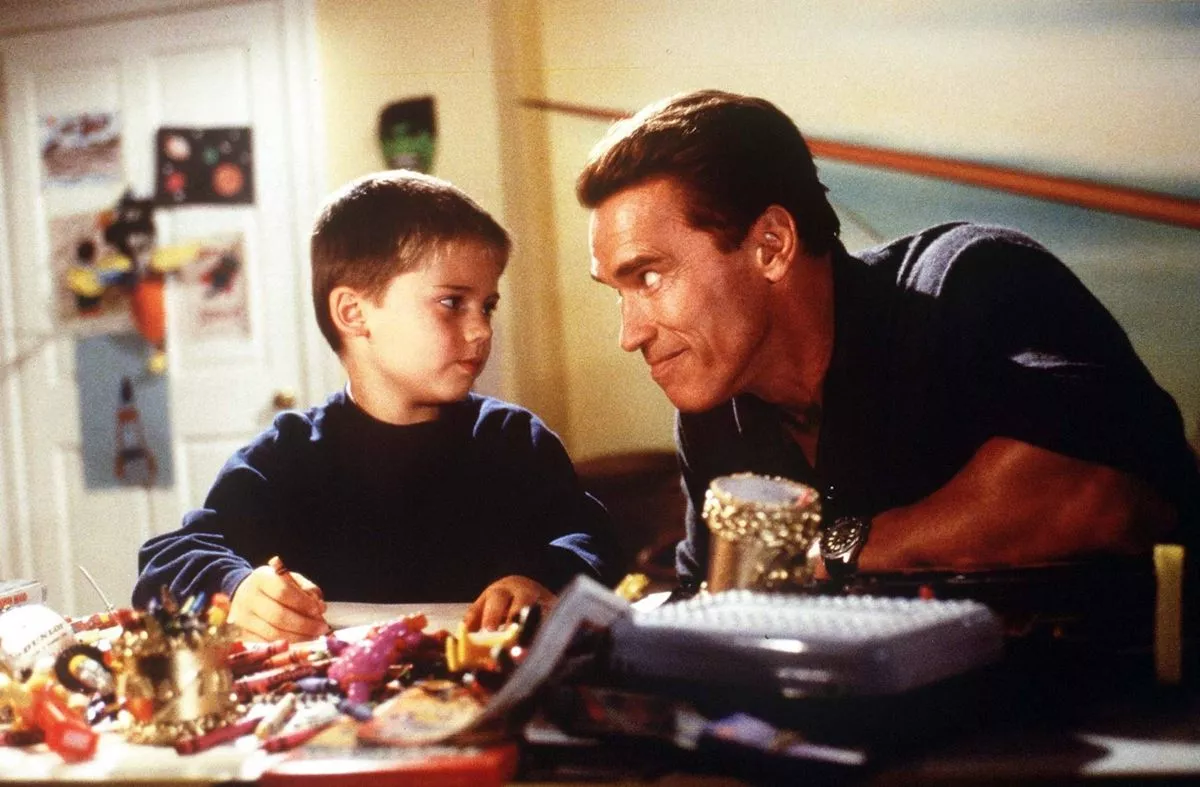 Film Jingle all the way Arnold Schwarzenegger and young Jake Lloyd in a scene from the movie