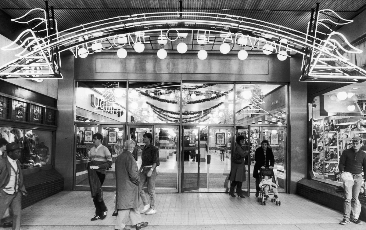 The Market Street entrance to the Arndale Centre in 1984