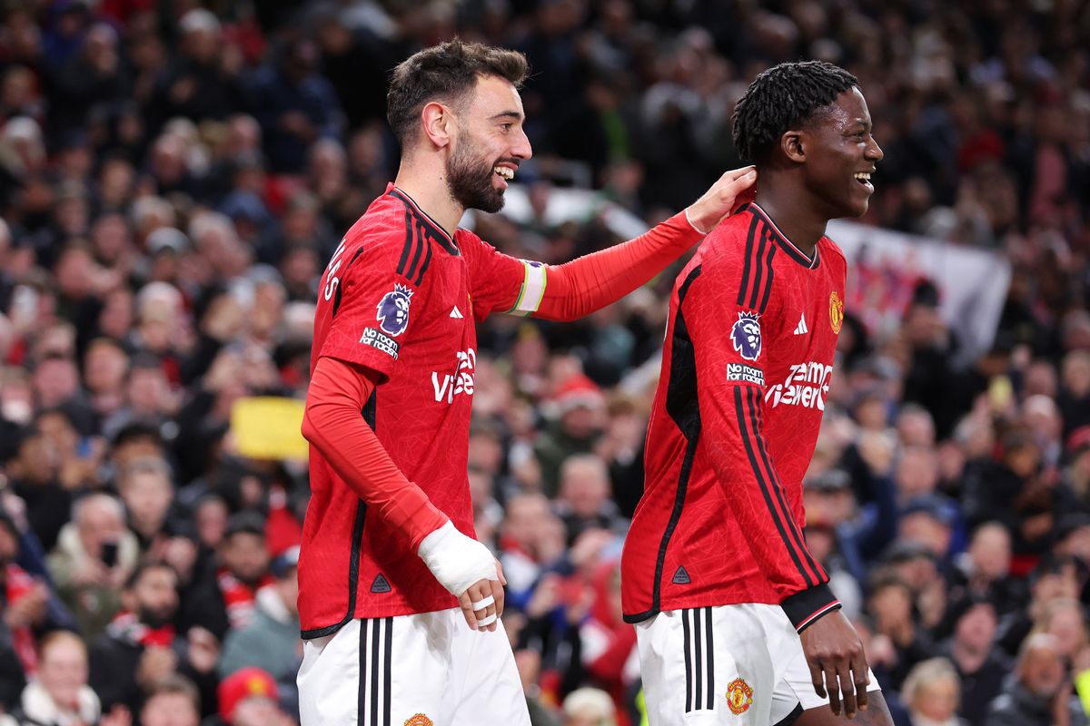 Bruno Fernandes celebrates with Kobbie Mainoo
