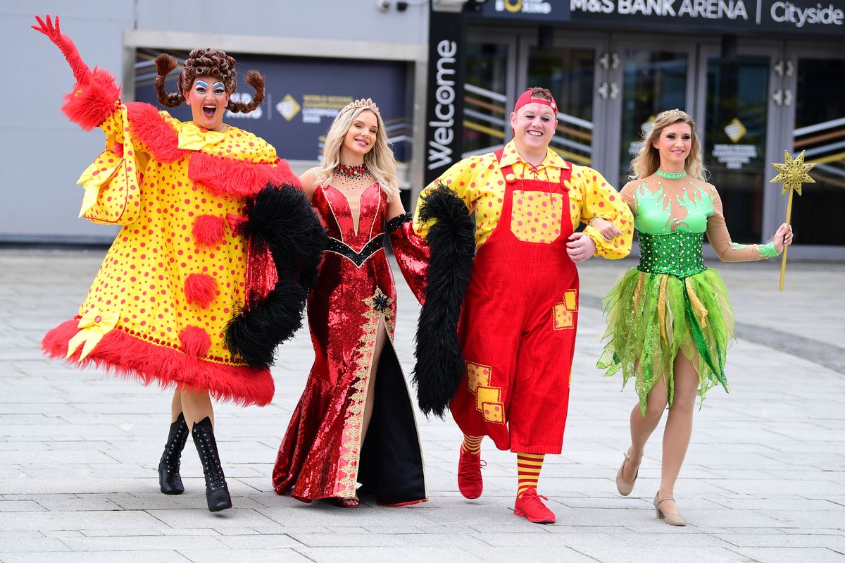 Snow White at the M&S Bank Arena with Helen Flanagan(Wicked Queen)centre,and ltr Andy Brennan(Dame Dolly),Bippo the Clown(Muddles),and Rebecca Lake(Fairy).