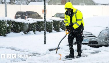 Thousands of US flights disrupted as winter storm looms
