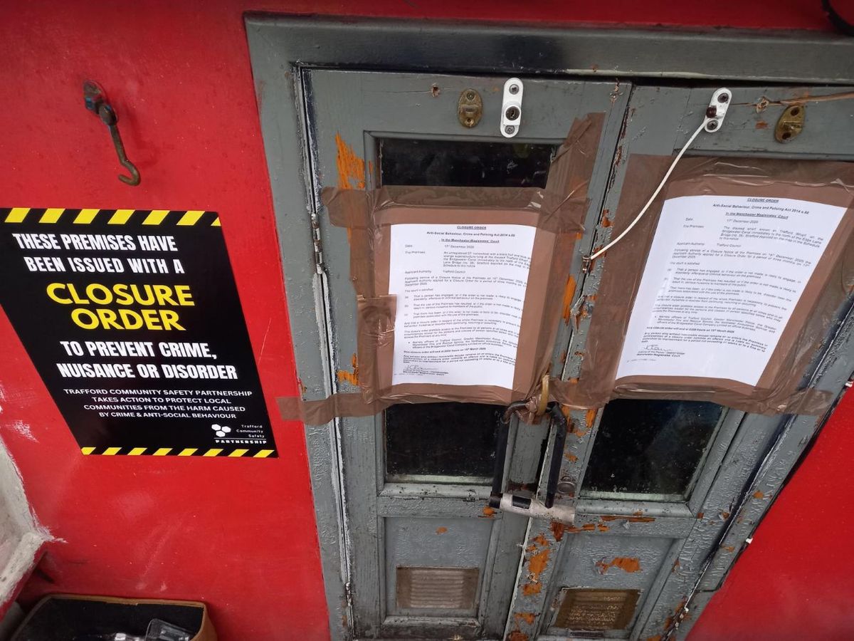 The closure order posted on the entrance to the narrowboat.