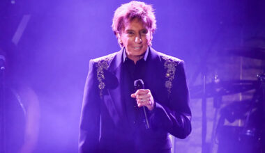 Barry Manilow to have surgery for early-stage lung cancer and postpones January concerts