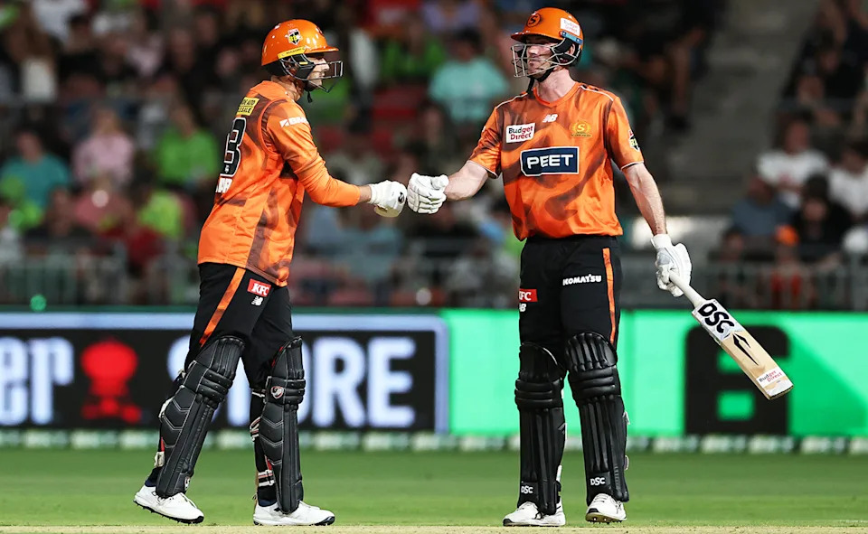 Ashton Turner and Ashton Agar in action for Perth Scorchers against the Sydney Thunder.