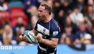 James Williams celebrating scoring a try for Bristol Bears.