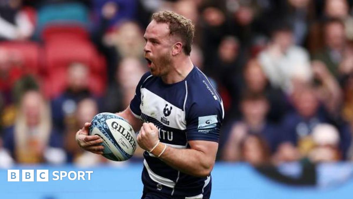 James Williams celebrating scoring a try for Bristol Bears.
