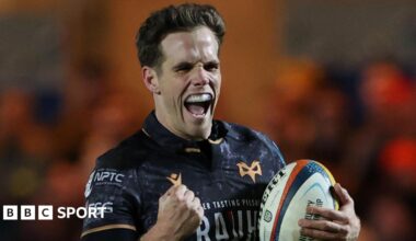 Ospreys scrum-half Kieran Hardy celebrate scoring a try
