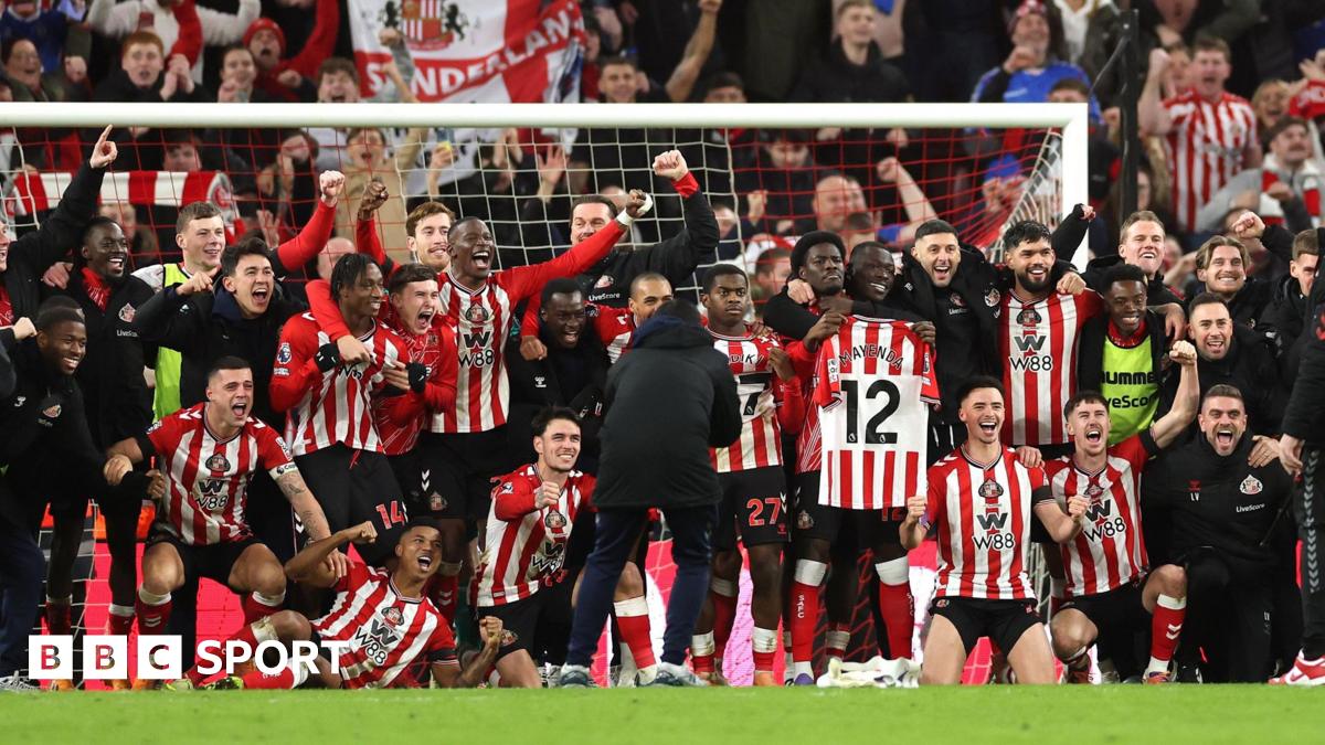 Sunderland players and coaching staff pose for a picture at the end of their win over Newcastle