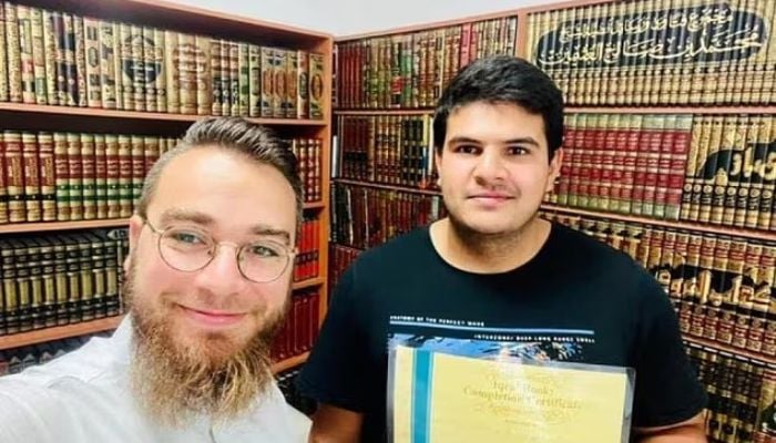 Sheikh Adam Ismail (left)