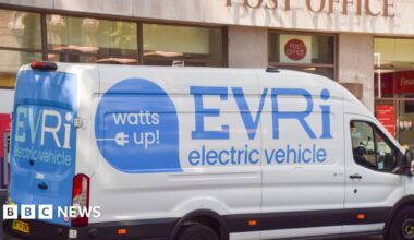 A large whit van with glue lettering stating Evri electric vehicle
