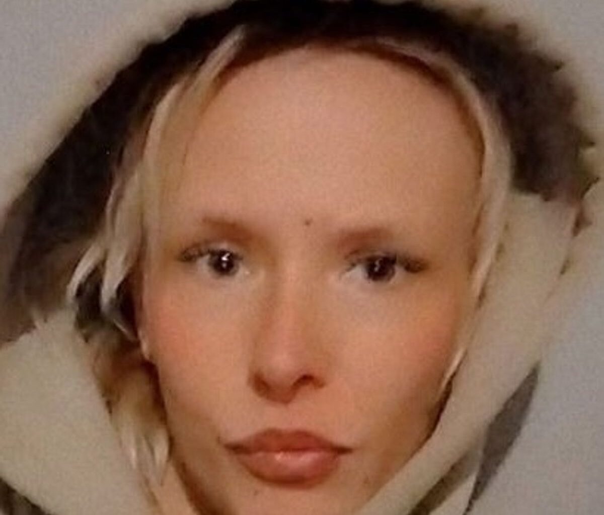 Demis is described as 5ft tall, with blond hair and is very slim. She is usually seen wearing rings on most of her fingers