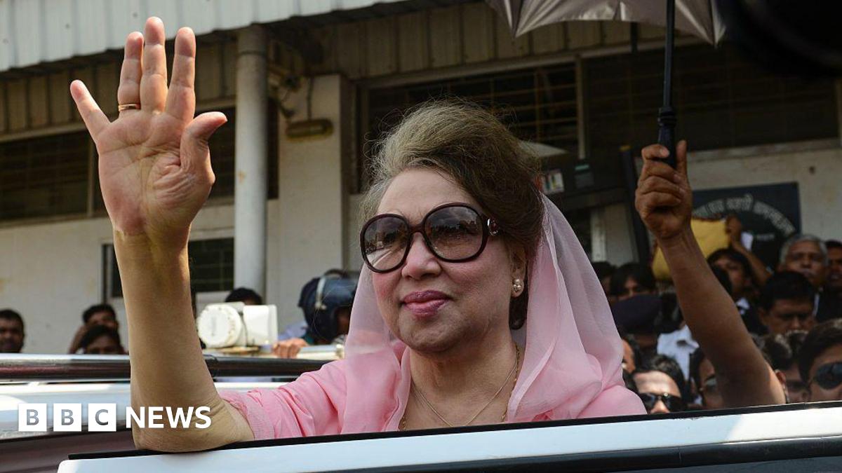 Khaleda Zia, in pink, waves as she leaves after a court appearance in Dhaka in 2016