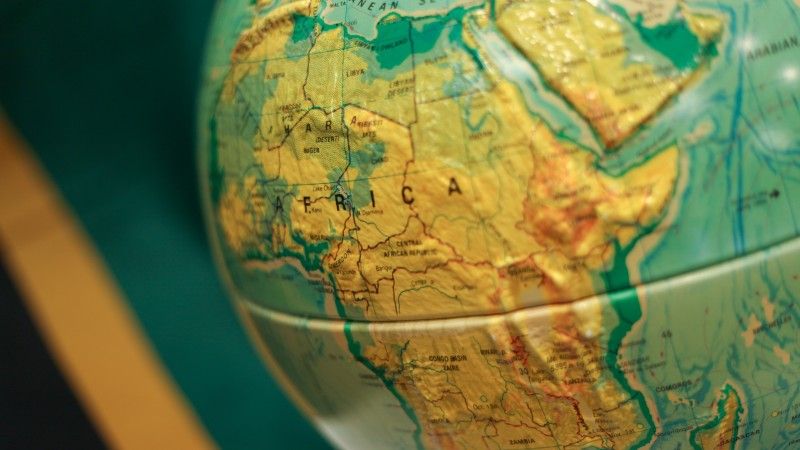zbliżenie na fragment globusu ukazującego Afrykę