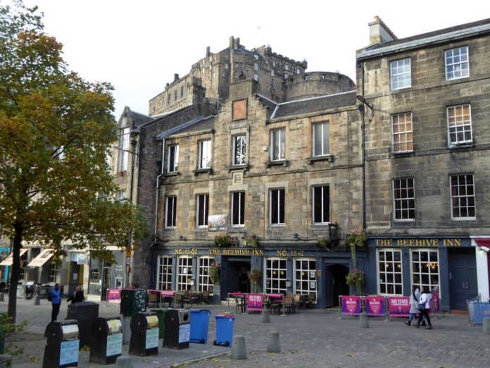 The Beehive Inn is one of the most famous of the Grassmarket pubs, and sits comfortably in the shadow of Edinburgh Castle (C) Robin Webster / Wikimedia Commons