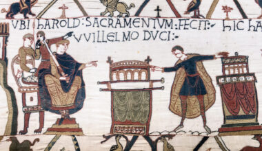 HAROLD SACRAMENTUM FECIT VVILLELMO DUCI ("Harold made an oath to Duke William"): the Bayeux Tapestry shows Harold touching two altars at Bayeux as the duke watches.