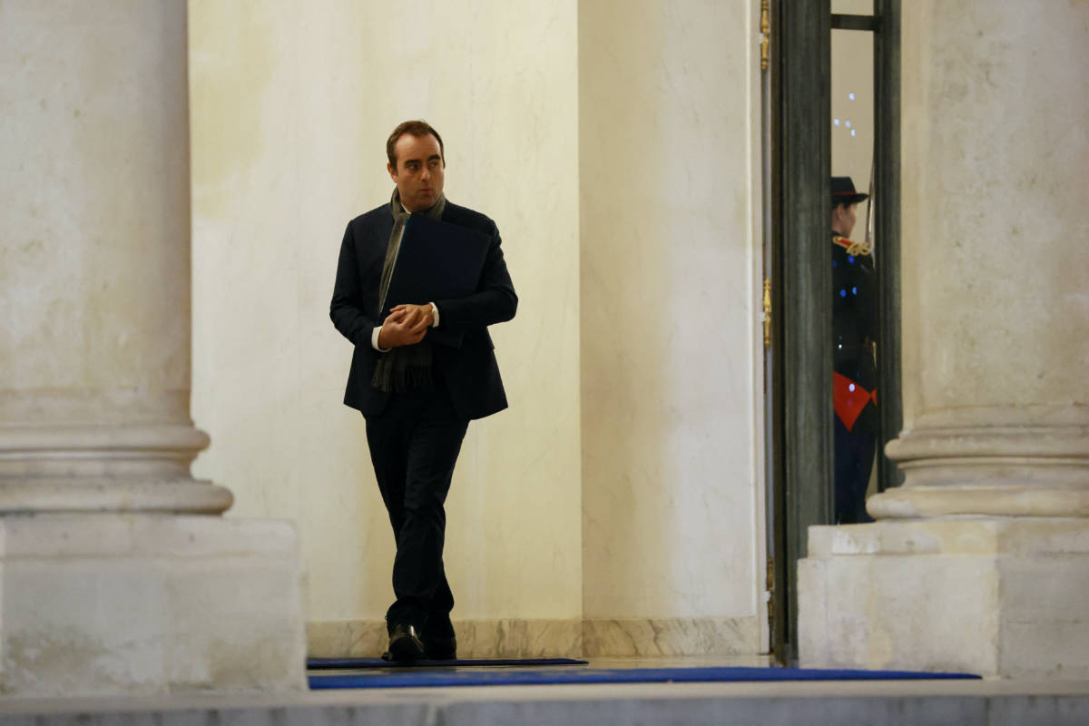 France rushes emergency budget law to avert shutdown after talks collapse