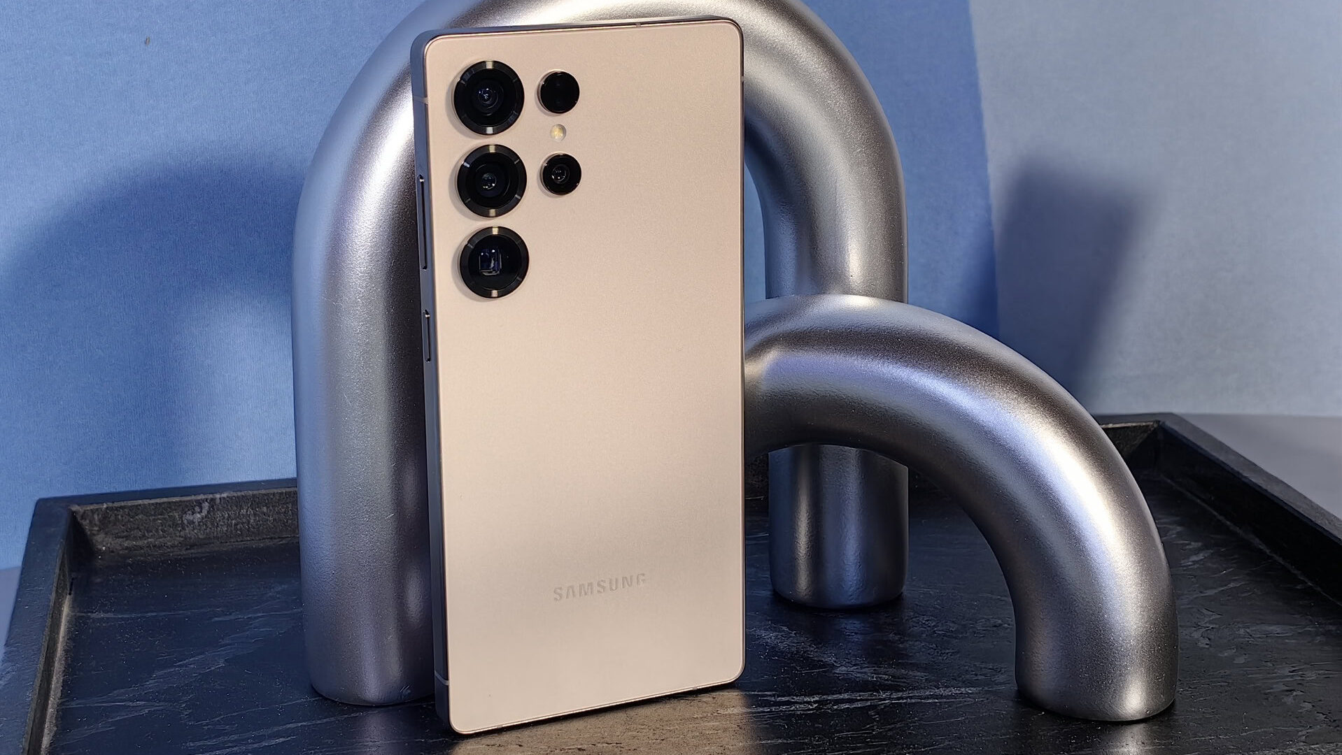 Galaxy S25 Ultra standing Galaxy S25 Ultra standing