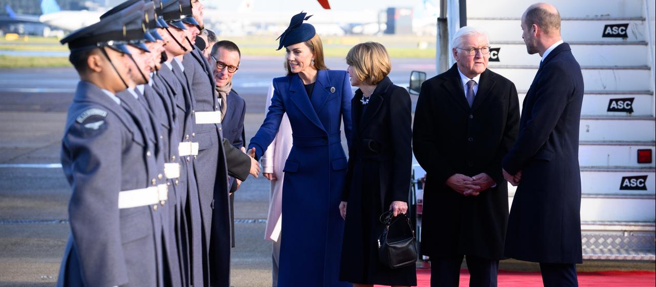 Federal President Frank-Walter Steinmeier and his wife Elke Büdenbender arrive at London Heathrow Airport and are greeted there by Prince William, Prince of Wales, and Princess Kate, Princess of Wales. | dpa Federal President Frank-Walter Steinmeier and his wife Elke Büdenbender arrive at London Heathrow Airport and are greeted there by Prince William, Prince of Wales, and Princess Kate, Princess of Wales.