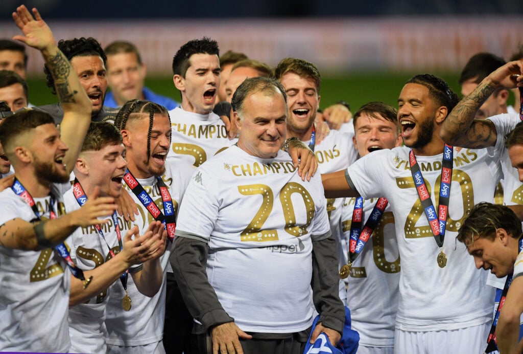Leeds United players celebrate with Marcelo Bielsa
