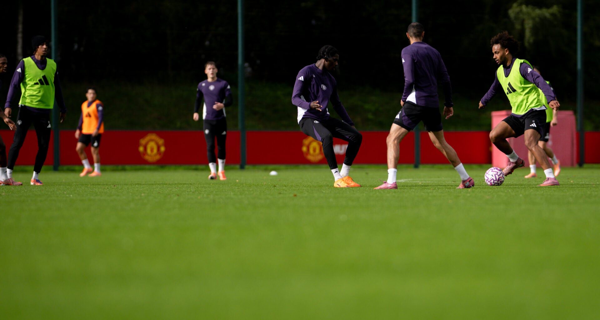 Manchester United set huge price tag for Joshua Zirkzee as Leeds United open talks