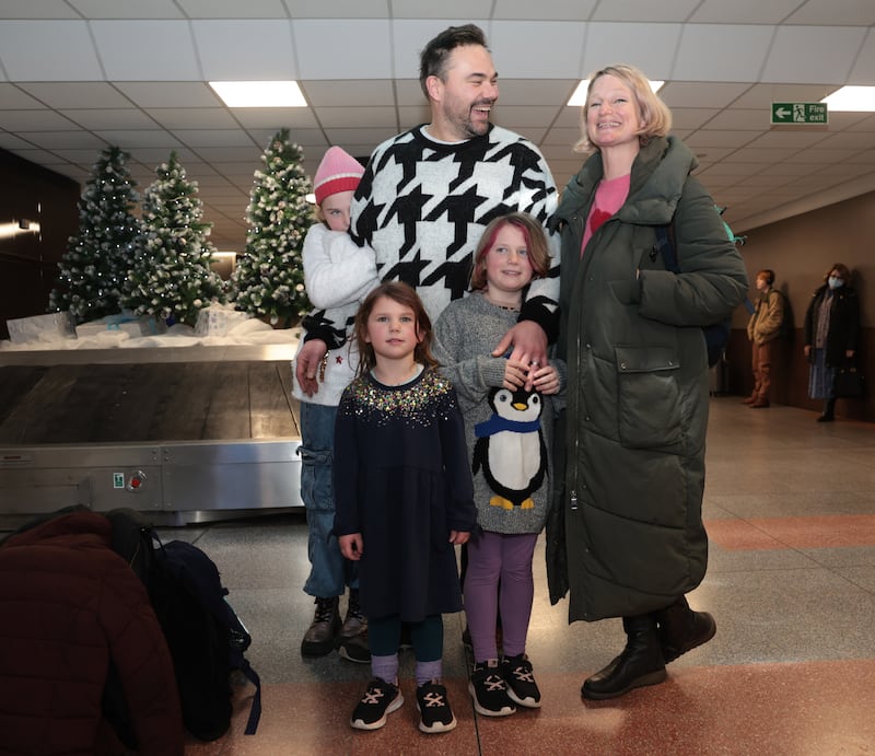 James (dad), Flora(mother) with daughters Ula, Opal and Bonnie who have come from England to see their grandparents for Christmas. PICTURE:BRIAN LINCOLN