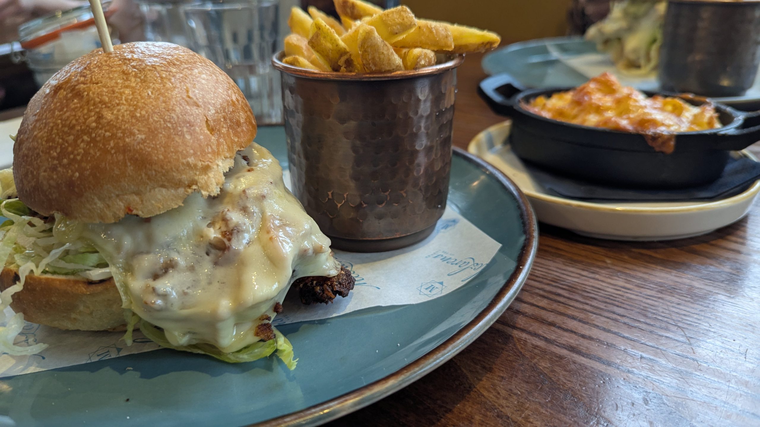 Burger, chips and mac'n'cheese