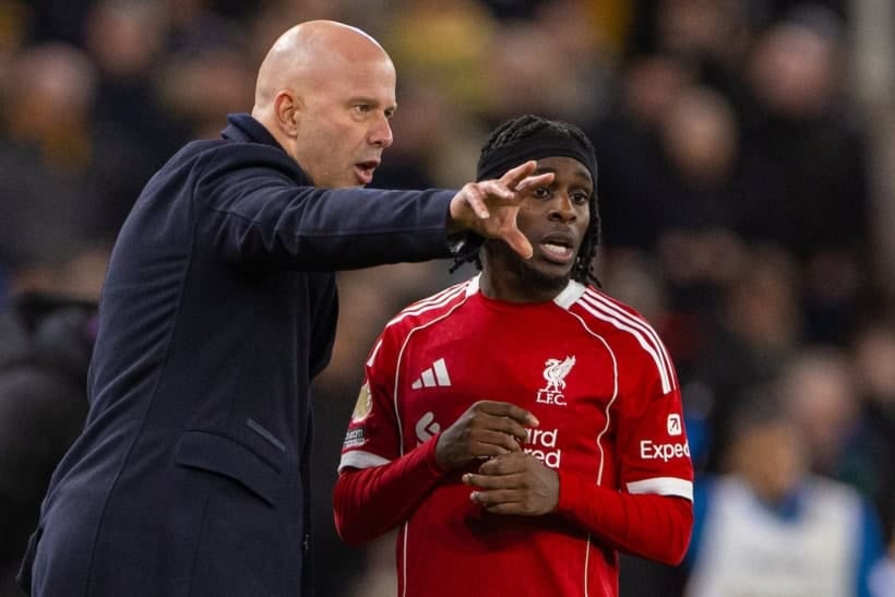 LIVERPOOL, ENGLAND - Saturday, December 27, 2025: Liverpool's head coach Arne Slot gives Jeremie Frimpong instructions during a break in play during the FA Premier League match between Liverpool FC and Wolverhampton Wanderers FC at Anfield. (Photo by David Rawcliffe/Propaganda)