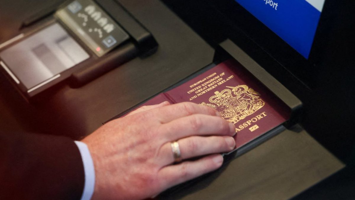 Three-hour airport queues for UK passengers as post-Brexit checks ramp up