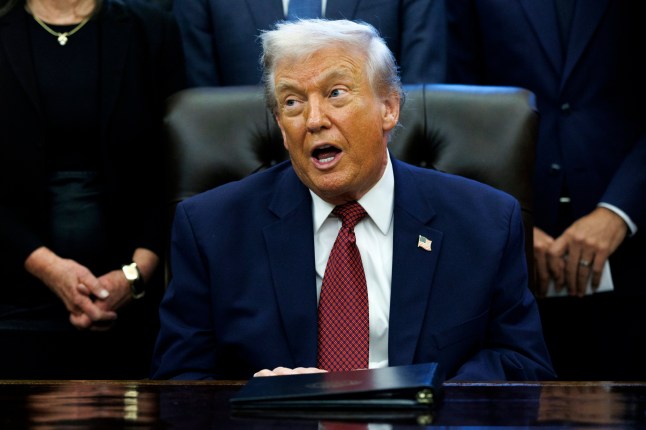 epa12568197 US President Donald Trump announces changes to new fuel economy standards, in the Oval Office, at the White House, Washington, DC USA, 03 December 2025. EPA/WILL OLIVER / POOL