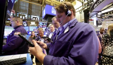 FTSE 100 slips and US stocks higher as traders look to PCE data for read on Fed