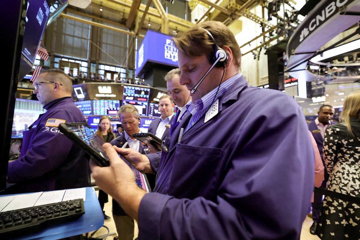 FTSE 100 slips and US stocks higher as traders look to PCE data for read on Fed