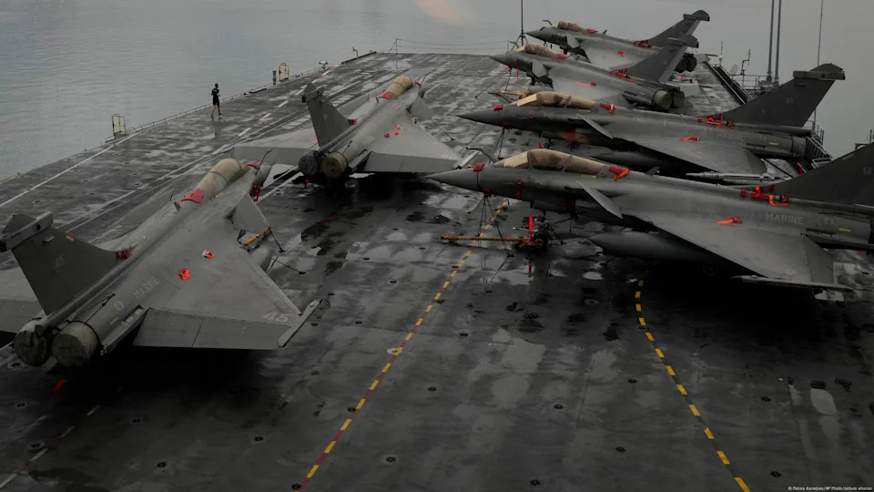 France wants to replace its nuclear-powered Charles de Gaulle aircraft carrier (pictured) by 2038 [FILE: March 1, 2022]<span class="copyright">Petros Karadjias/AP Photo/picture alliance</span>