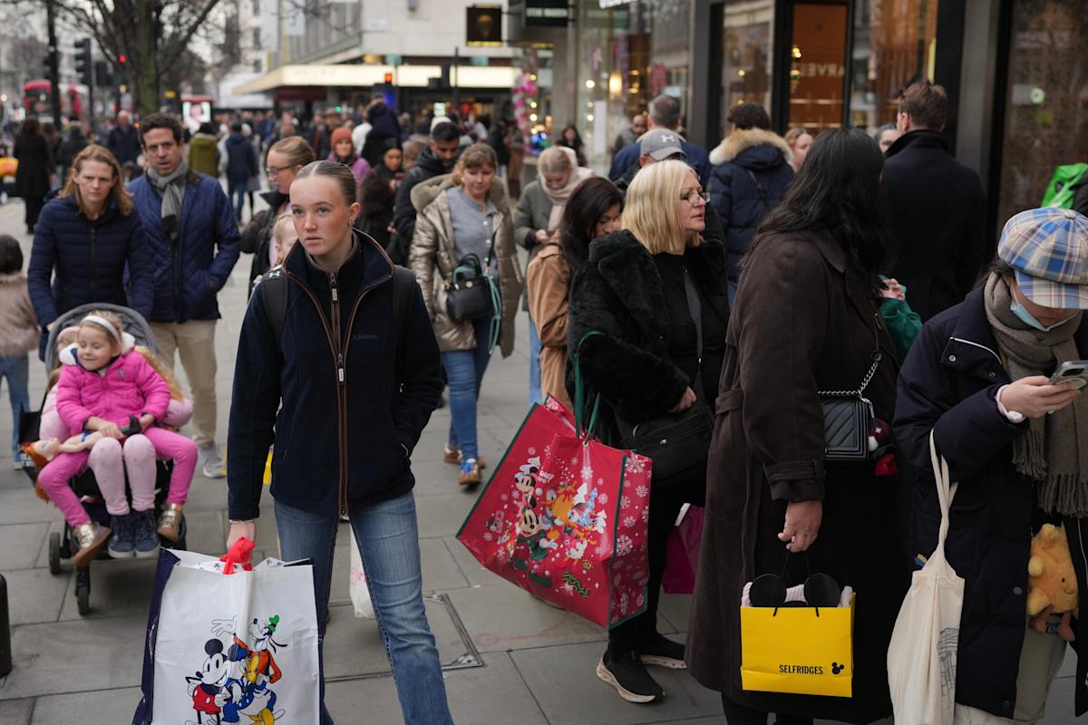 London market flat as pound rallies in run-up to Christmas