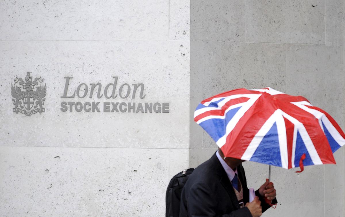 London stocks slip as Bank of England flags AI-driven valuation risks