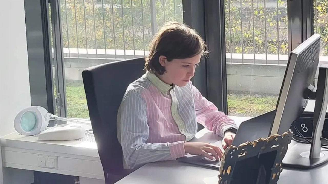 At just 15 years old, he earns a PhD in quantum physics and already has a project that raises concerns: humans enhanced by AI