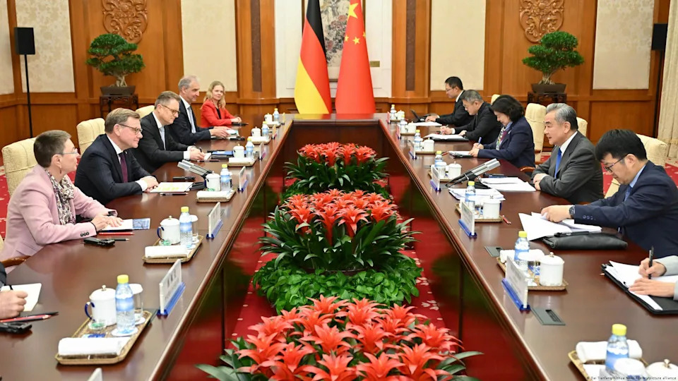 A German and Chinese delegation sat down for talks in Beijing on Monday<span class="copyright">Dai Tianfang/Xinhua News Agency/picture alliance</span>