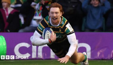 George Hendy scores a try