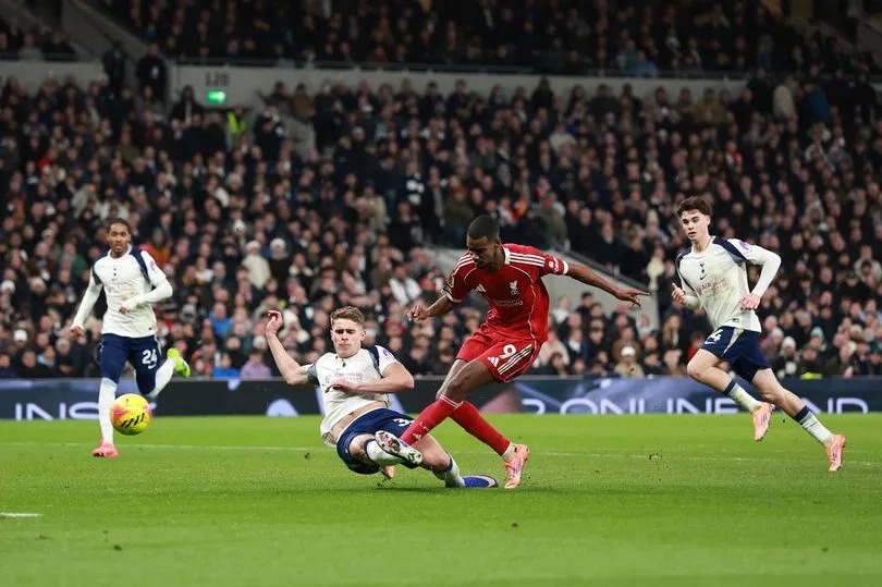 Isak was challenged by Micky van de Ven